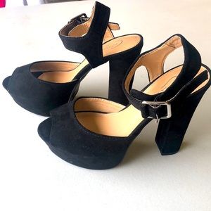 Platform velvet heels